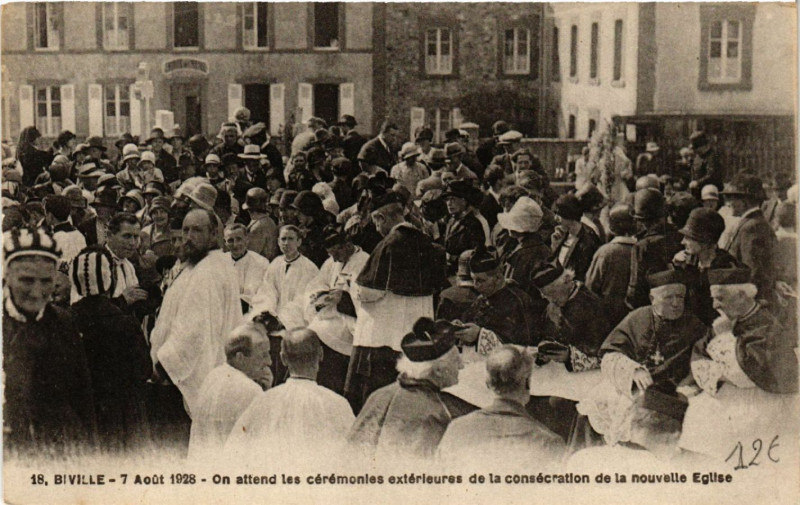 Carte postale ancienne Biville - On attend ceremonies Extérieures de la consecration