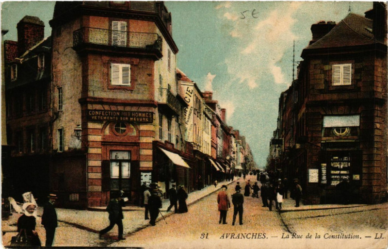Carte postale ancienne Avranches - La Rue de la Constitution à Avranches