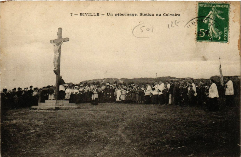 Carte postale ancienne Biville - Un Pelerinage - Station au Calvaire