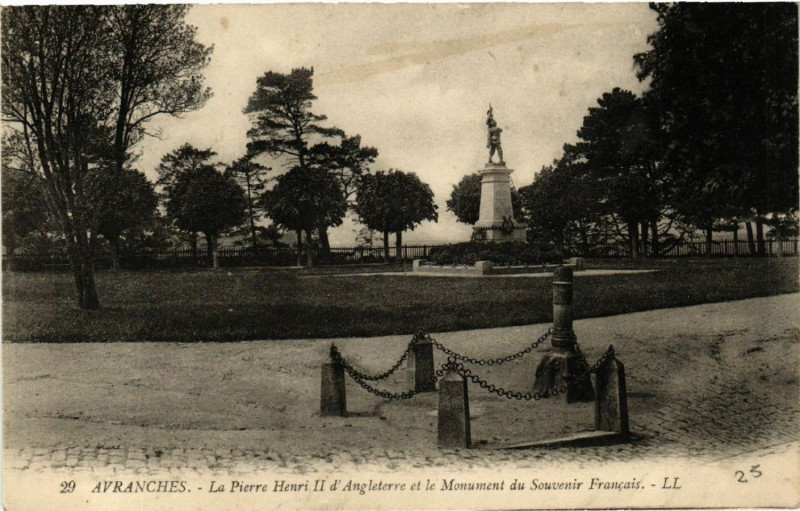 Carte postale ancienne Avranches - La Pierre Henri Ii d'Angleterre et le Monument à Avranches