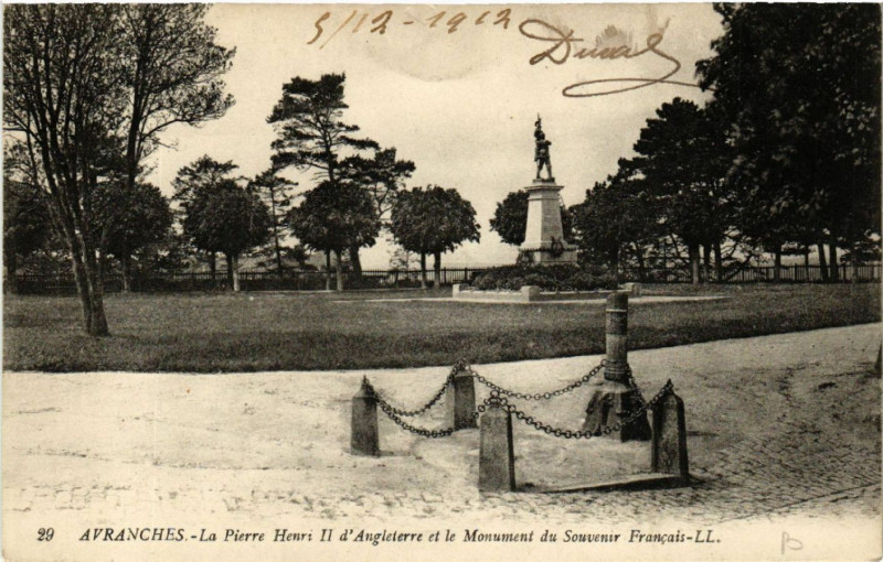 Carte postale ancienne Avranches - La Pierre Henri Ii d'Angleterre et le Monument à Avranches