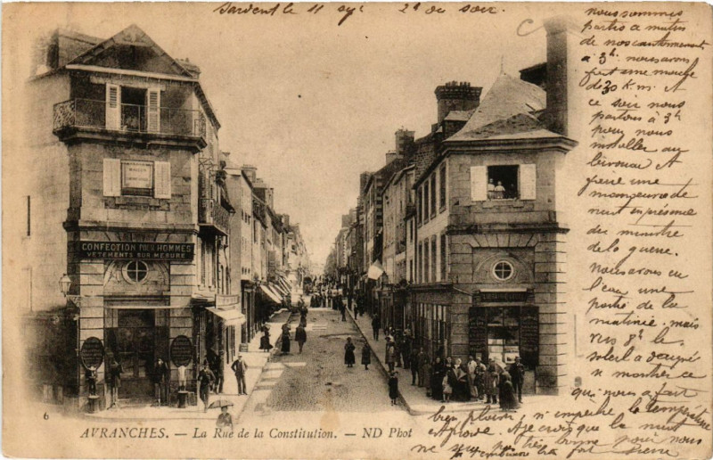 Carte postale ancienne Avranches - La Rue de la Constitution à Avranches