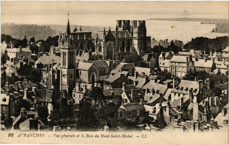 Carte postale ancienne Avranches - Vue générale et la Baie du Saint-Michel à Avranches