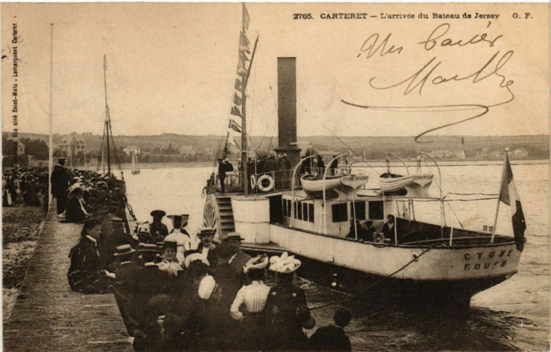 Carte postale ancienne Carteret - L'Arrivée du Bateau de Jersey