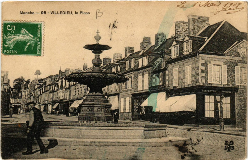 Carte postale ancienne Villedieu-les-Poeles - Villedieu - La Place