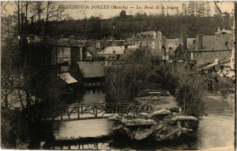 Carte postale ancienne Villedieu-les-Poeles - Les Bords de la Seine