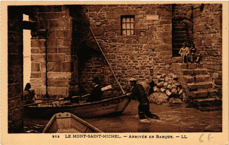 Carte postale ancienne Le Mont Saint-Michel - Arrivée en Barque au Mont-Saint-Michel