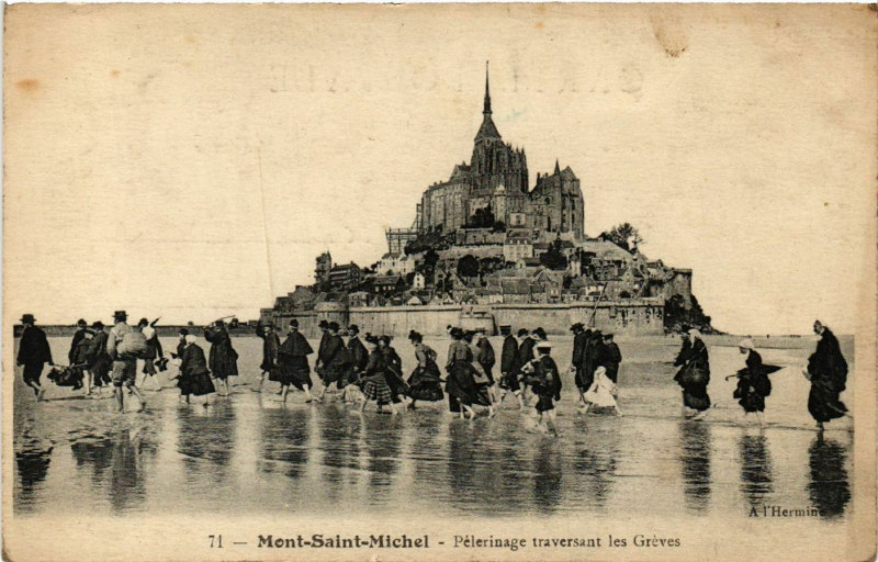 Carte postale ancienne Le Mont Saint-Michel - Pelerinage traversant les Gréves au Mont-Saint-Michel