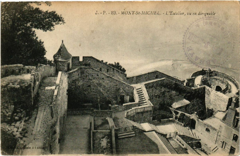 Carte postale ancienne Le Mont Saint-Michel - L'Escalier - Vu en dirigeable au Mont-Saint-Michel