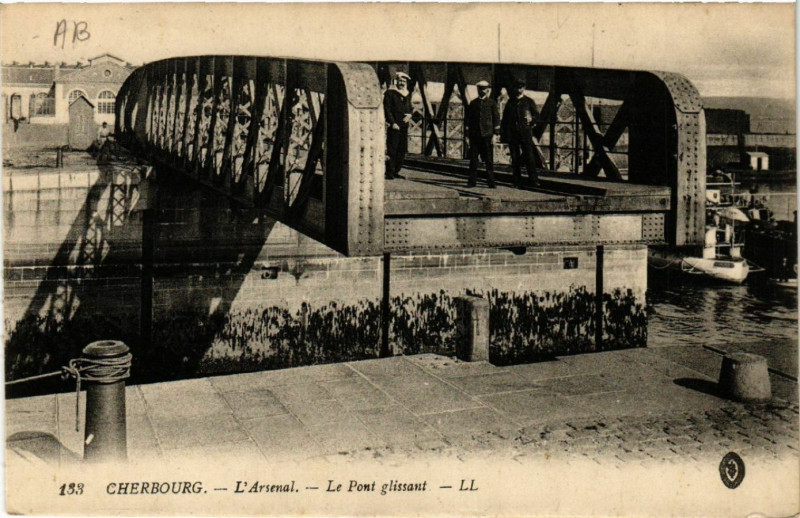 Carte postale ancienne Cherbourg - L'Arsenal - Le Pont Glissant