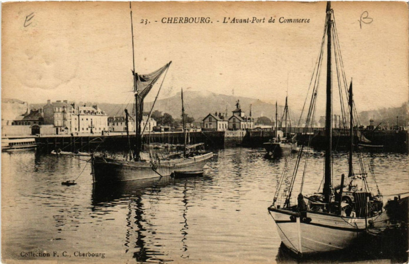 Carte postale ancienne Cherbourg - L'Avant-Port de Commerce