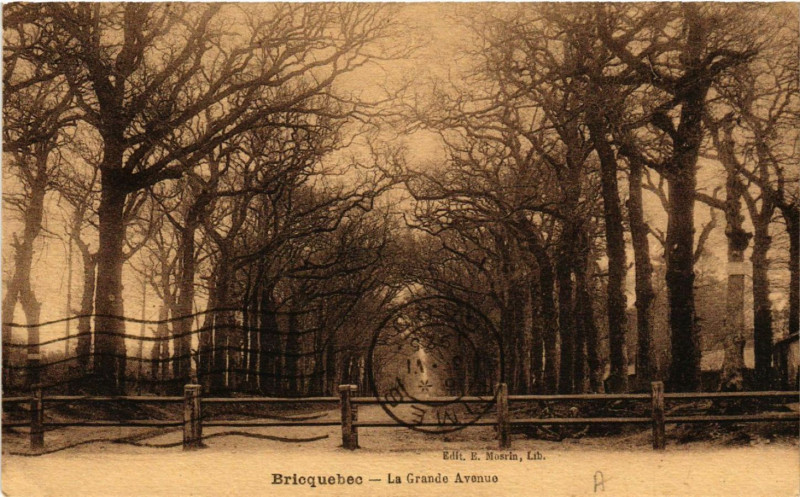 Carte postale ancienne Bricquebec - La Grande Avenue