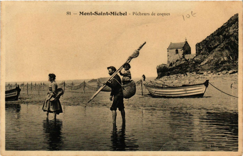 Carte postale ancienne Le Mont Saint-Michel - Pecheurs de Coques au Mont-Saint-Michel