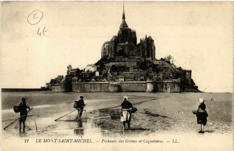 Carte postale ancienne Le Mont Saint-Michel - Pecheurs des Gréves et Coquetieres au Mont-Saint-Michel