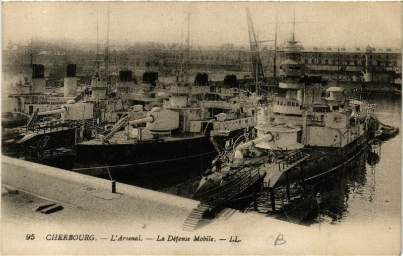 Carte postale ancienne Cherbourg - L'Arsenal - La Défense Mobile