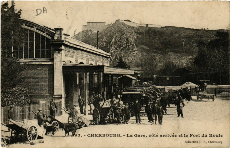 Carte postale ancienne Cherbourg - La Gare - coté arrivée et le Fort du Roule
