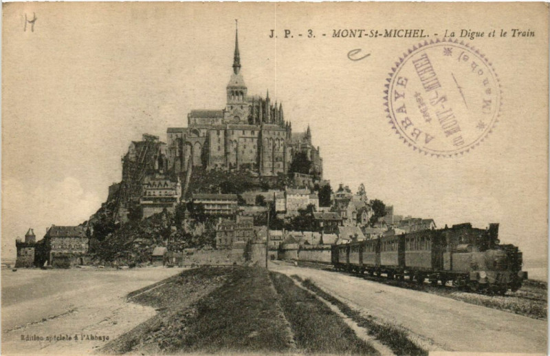Carte postale ancienne Le Mont Saint-Michel - La Digue et le Train au Mont-Saint-Michel