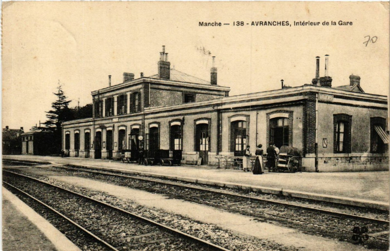 Carte postale ancienne Avranches - Intérieur de la Gare à Avranches