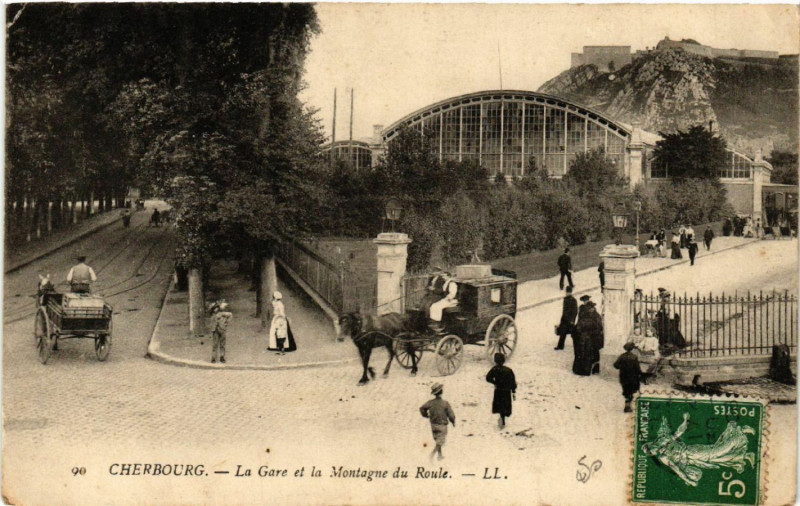 Carte postale ancienne Cherbourg - La Gare et la Montagne du Roule