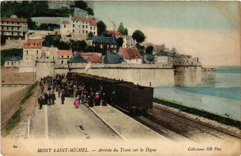Carte postale ancienne Le Mont Saint-Michel - Arrivée du Train sur la Digue au Mont-Saint-Michel
