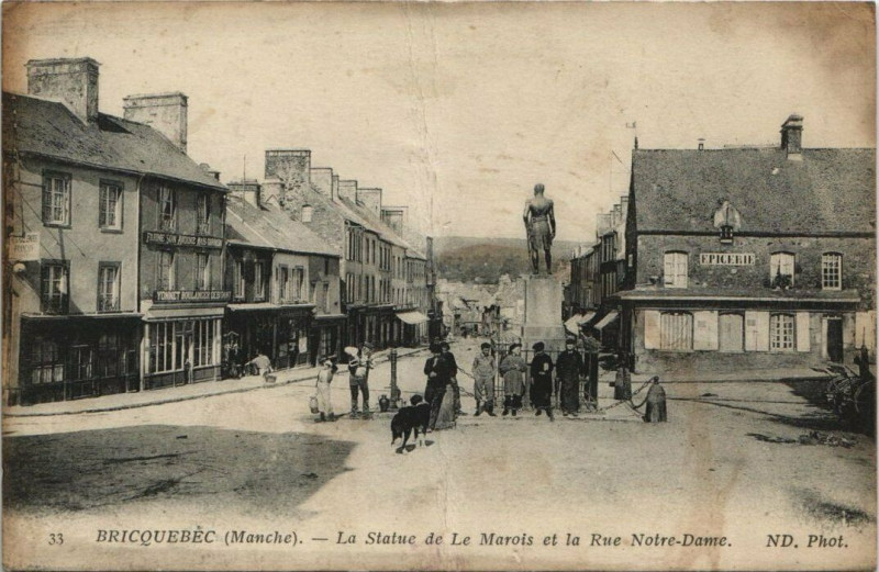 Carte postale ancienne Bricquebec - La Statue de Le Marois