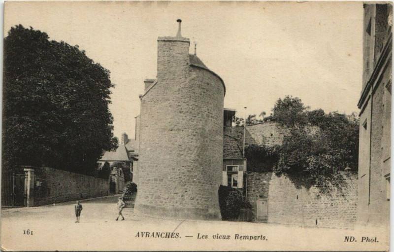 Carte postale ancienne Avranches - Les vieux remparts à Avranches