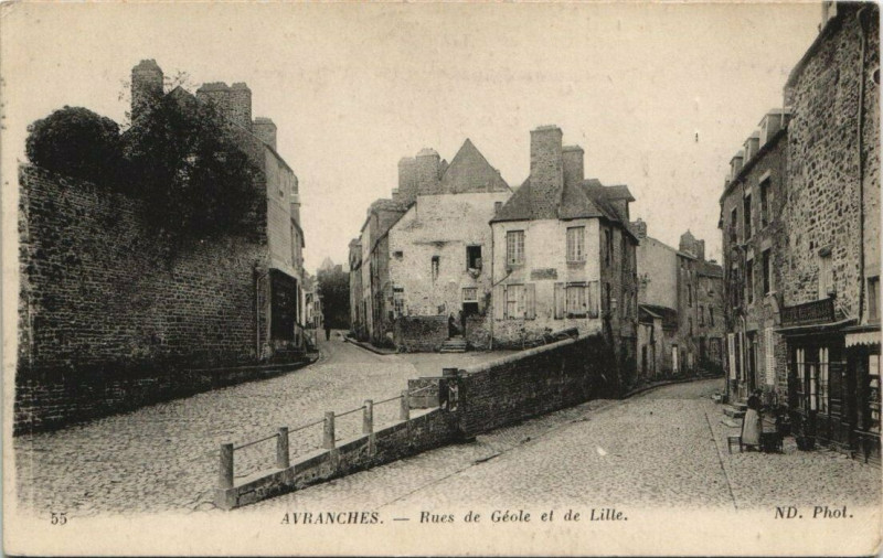 Carte postale ancienne Avranches - Rues de Geole et de Lille à Avranches