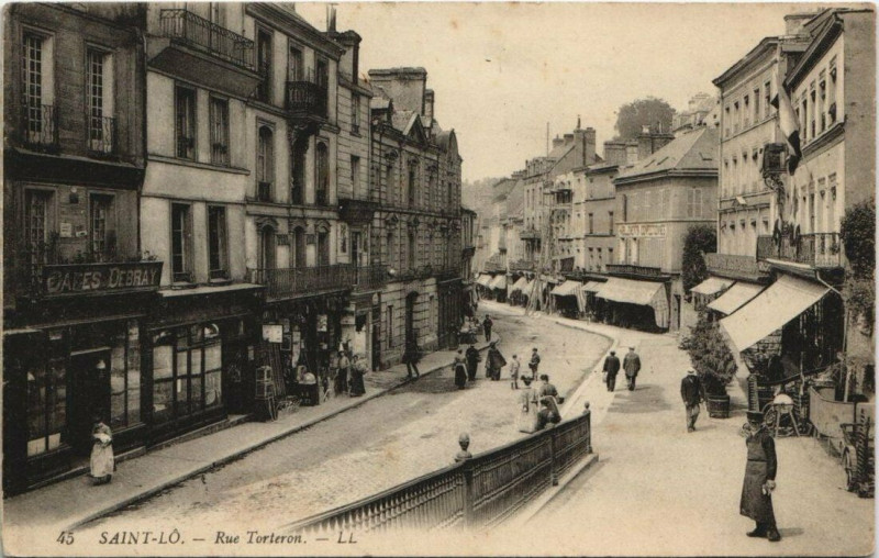 Carte postale ancienne Saint-Lo - La rue Torteron à Saint-Lô