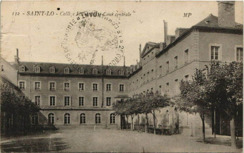 Carte postale ancienne Saint-Lo - College municipale - cours centrale à Saint-Lô