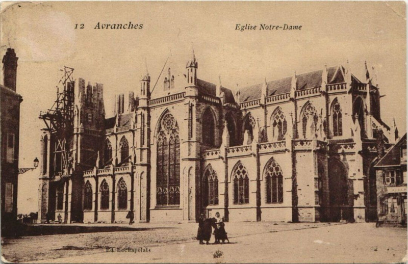Carte postale ancienne Avranches - Eglise N.-D. à Avranches