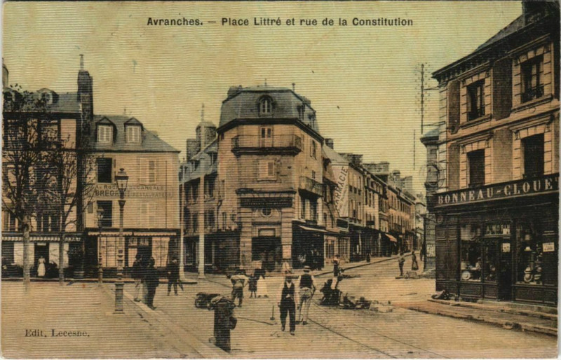 Carte postale ancienne Avranches - Place Littre et la rue de la Constitution à Avranches