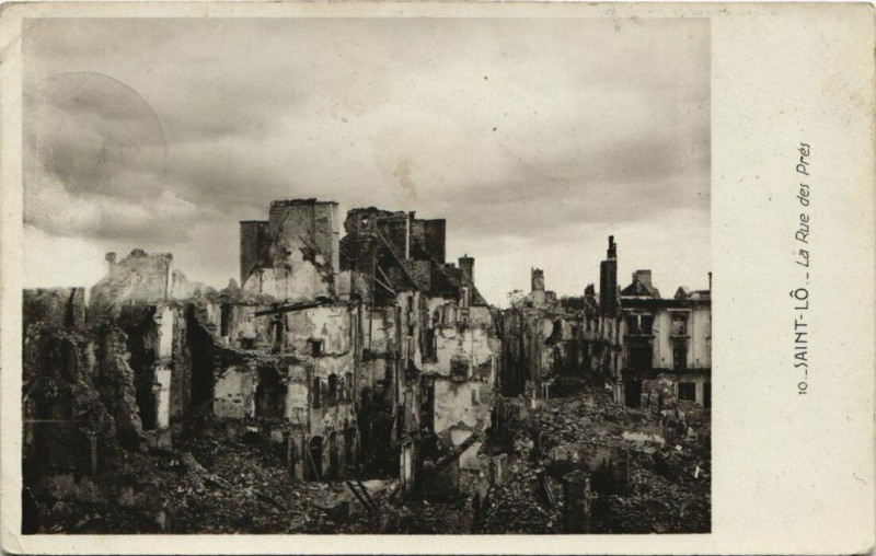 Carte postale ancienne Saint-Lo - la rue des Pres apres la guerre à Saint-Lô