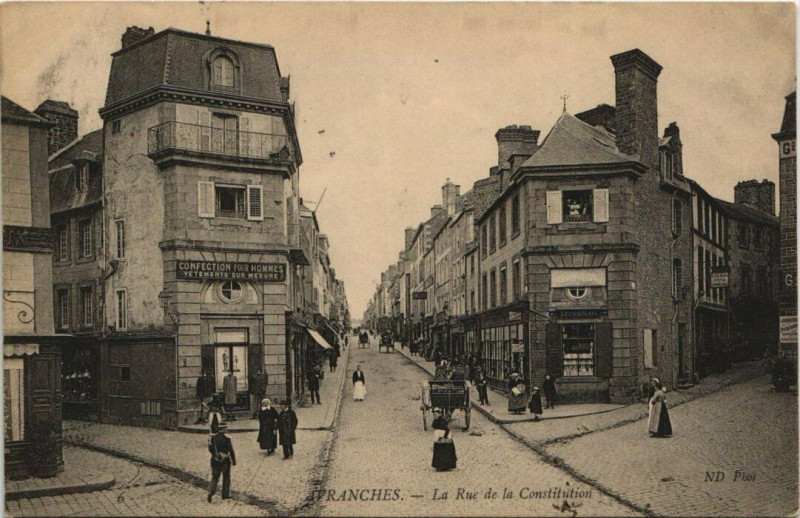 Carte postale ancienne Avranches - La rue de la Constitution à Avranches