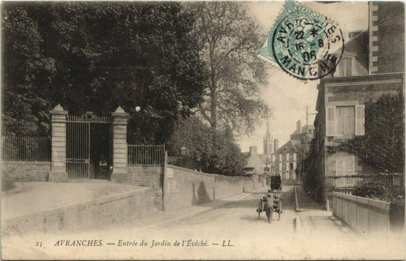 Carte postale ancienne Avranches - entrée du jardin de l'eveche à Avranches