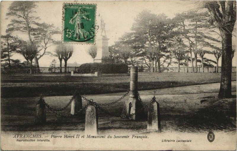 Carte postale ancienne Avranches - Pierre Henri Ii et le Monument du Souvenir Francais à Avranches