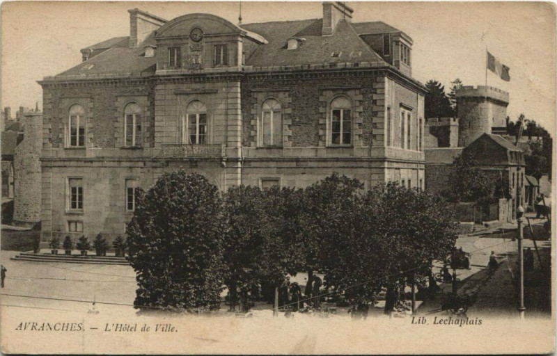 Carte postale ancienne Avranches - L'Hotel de Ville à Avranches
