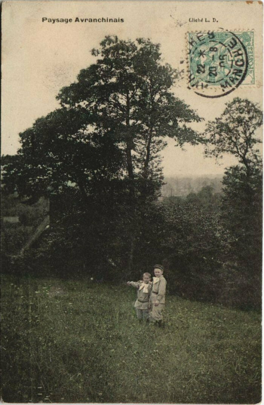 Carte postale ancienne Avranches - Paysage avec deux petits garconnets à Avranches