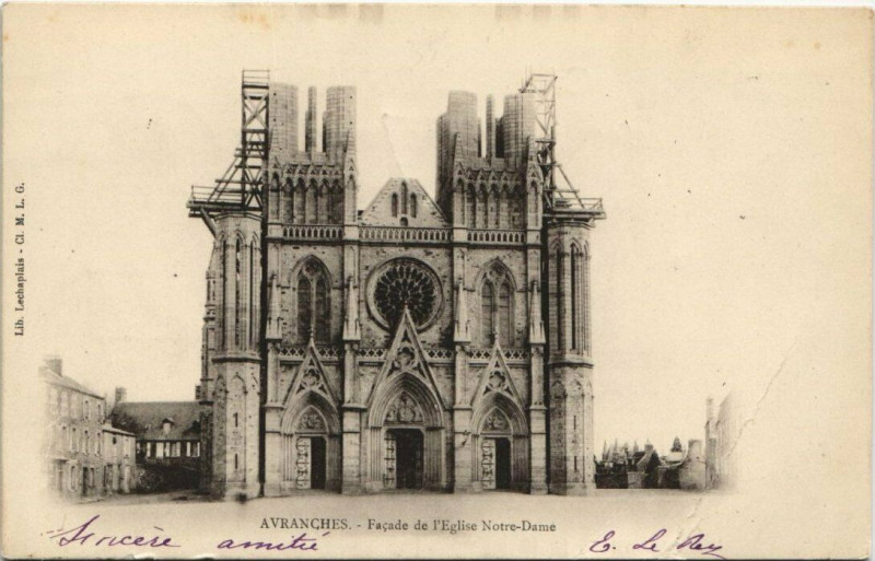 Carte postale ancienne Avranches - Facade de l'Eglise N.-D. à Avranches