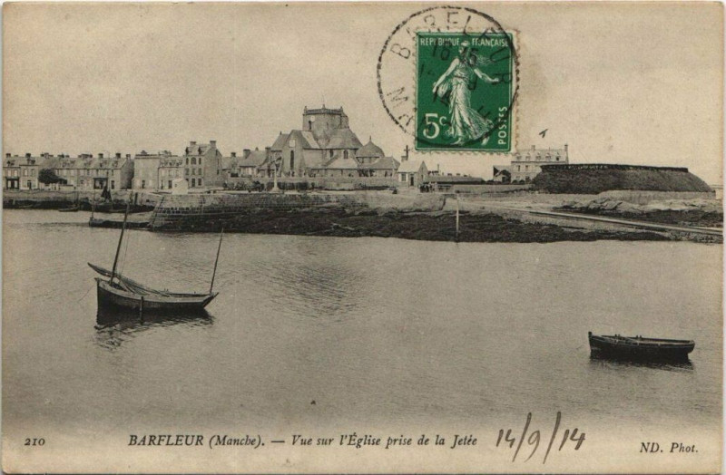 Carte postale ancienne Barfleur - vue sur l'Eglise prise de la Jetée à Barfleur
