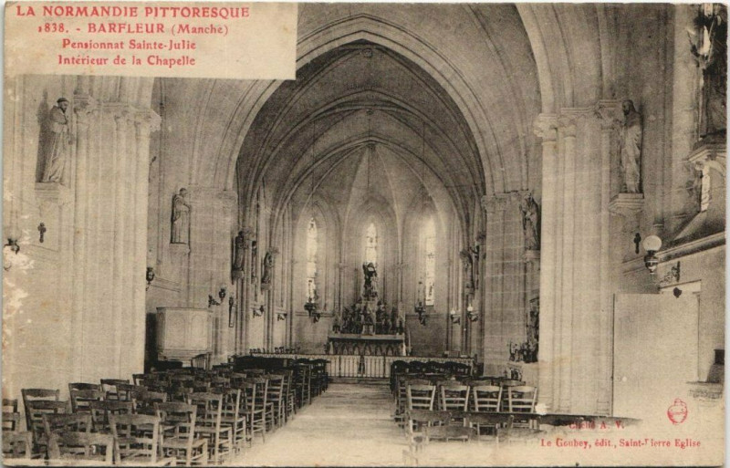 Carte postale ancienne Barfleur - Pensionnat Sainte-Julie interieur de la Chapelle à Barfleur