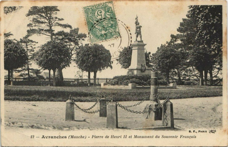 Carte postale ancienne Avranches - Pierre de Henri Ii et Monument à Avranches