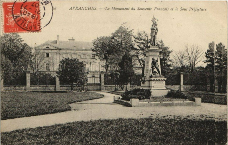 Carte postale ancienne Avranches - la sous prefecture et le monument du souvenir Francais à Avranches