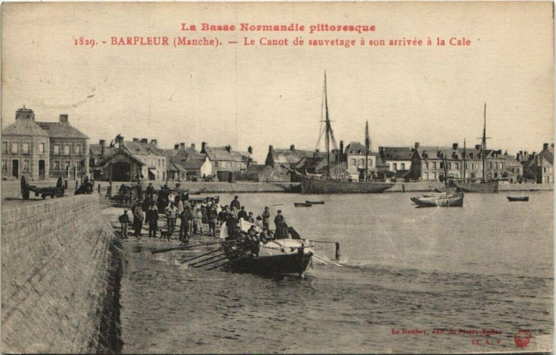 Carte postale ancienne Barfleur - le canot de sauvetage a son arrivée a la Cale à Barfleur
