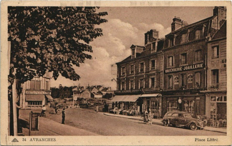 Carte postale ancienne Avranches - Place Littre à Avranches