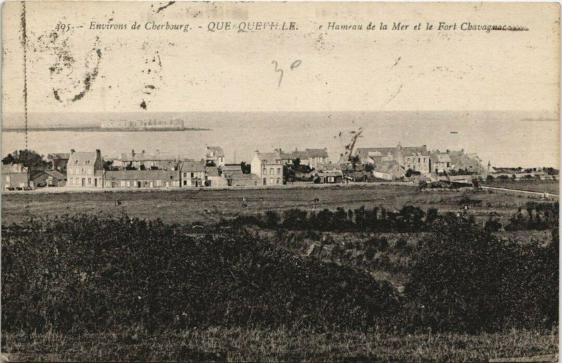 Carte postale ancienne Querqueville - le hameau de la mer et le Fort Chavagnac au Ham