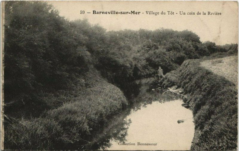 Carte postale ancienne Barneville-sur-Mer - Village du Tot - un coin de la riviere