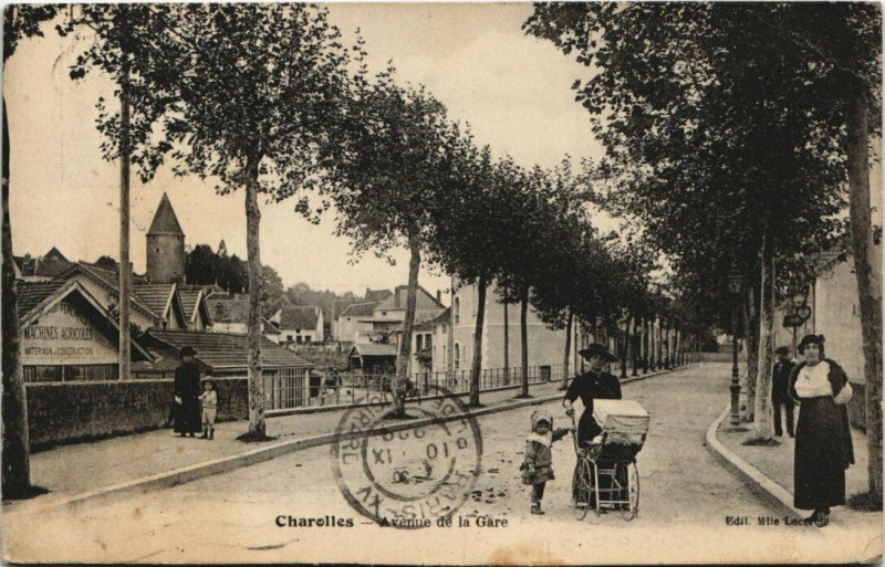 Carte postale ancienne Charolles - Avenue de la Gare