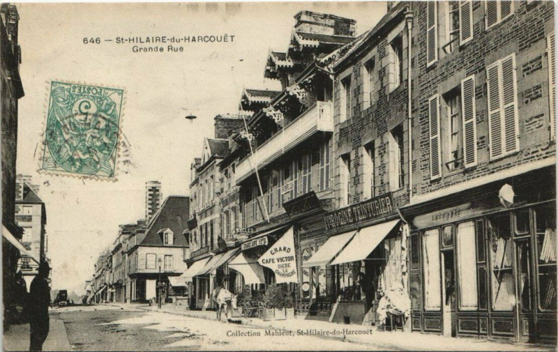 Carte postale ancienne Saint-Hilaire-du-Harcouet - Grande Rue à Saint-Hilaire-du-Harcouët