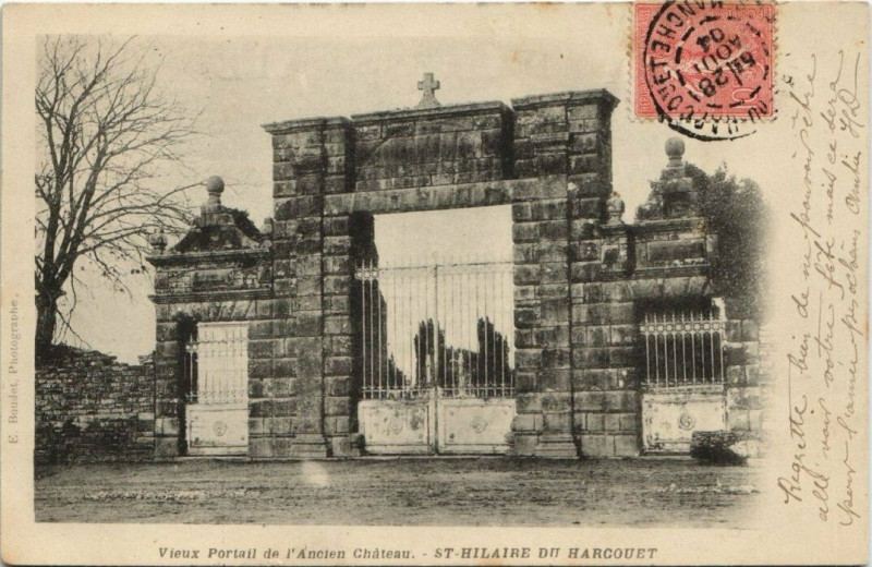 Carte postale ancienne Saint-Hilaire-du-Harcouet - Vieux Portail de l'Ancien Chateau à Saint-Hilaire-du-Harcouët