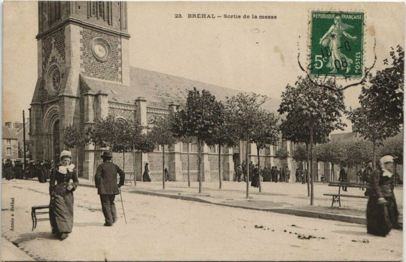 Carte postale ancienne Brehal - Sortie de la Messe à Bréhal